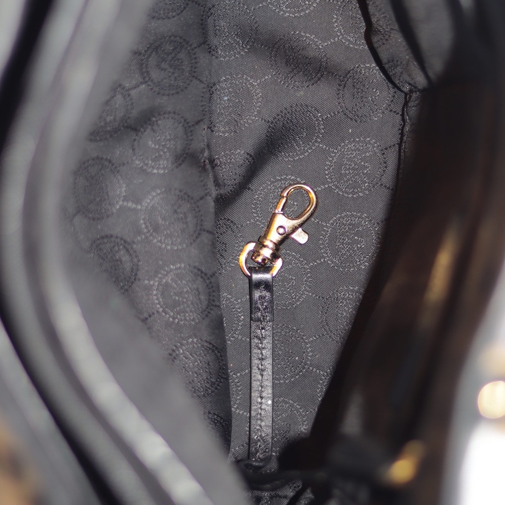 Micheal Kors Purse - Picture 5 of 6
